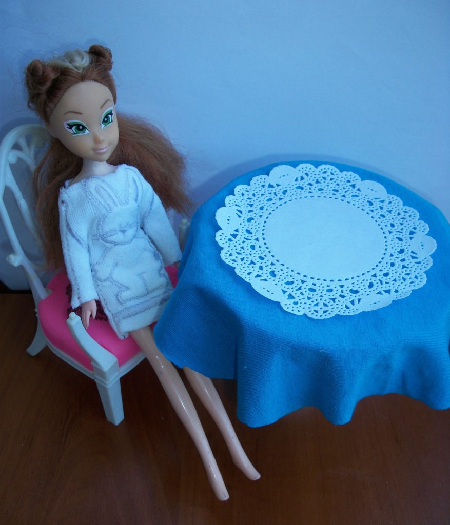 Платье и стол для куклы