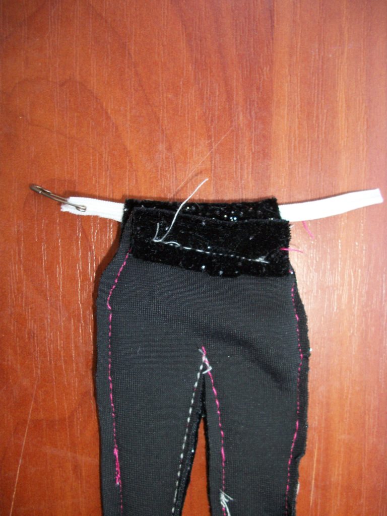 Резинка на брюках для куклы