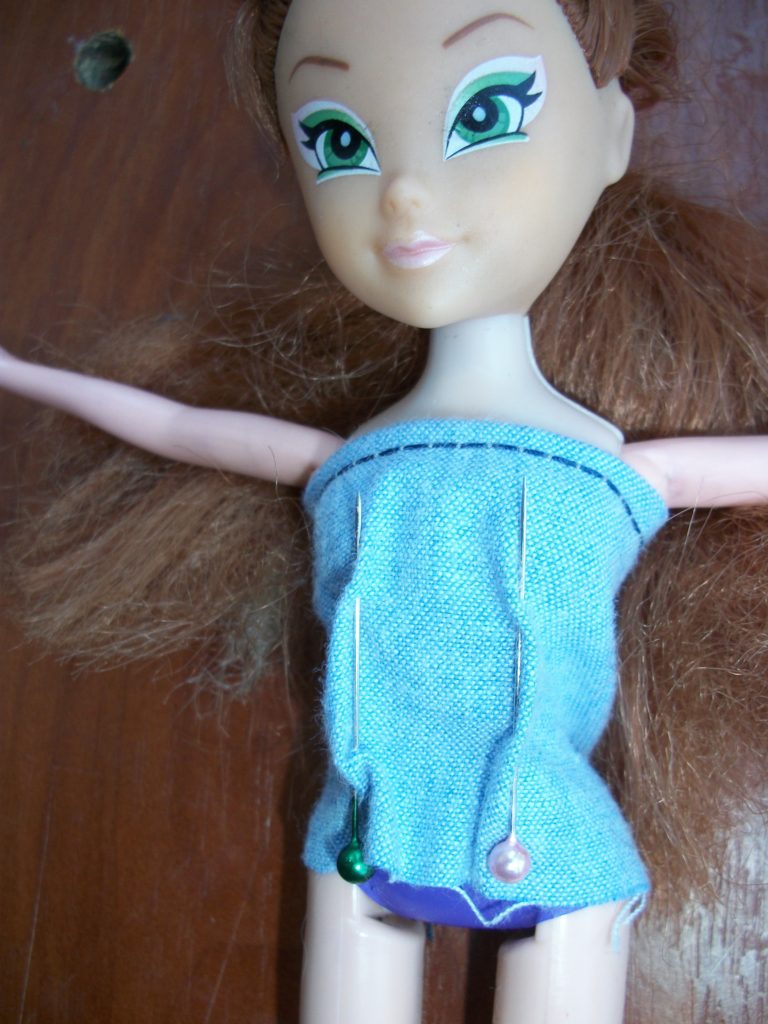Примерка ткани для платья на кукле