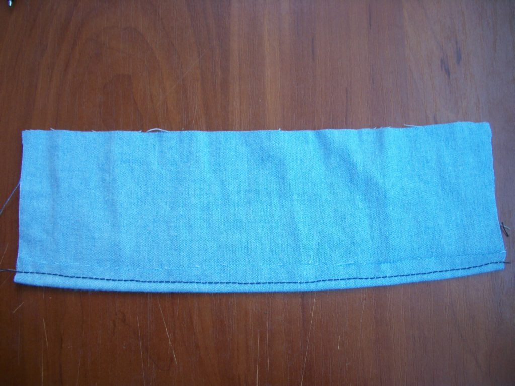 Строчка на нижней полоске ткани для куклы
