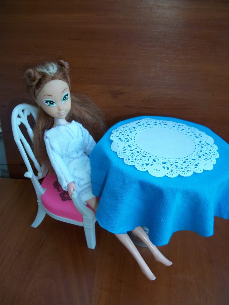 Обеденный стол для куклы